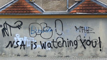 Un slogan signifiant "la NSA vous regarde" sur la fa&ccedil;ade d'une maison &agrave;&nbsp;Stassfurt, en Allemagne, le 29 novembre 2013. (JENS WOLF / DPA / AFP)