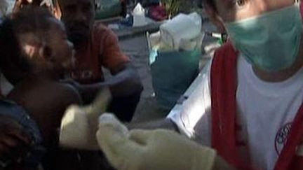 Un médecin à pied d'oeuvre à Port-au-Prince, samedi 16 janvier 2009 (France 2)