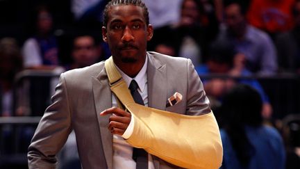 Le joueur des Knicks Amar'e Stoudemire, bless&eacute; au poignet apr&egrave;s avoir fracass&eacute; la vitre prot&eacute;geant un extincteur, le 3 mai 2012. (JEFF ZELEVANSKY / GETTY IMAGES NORTH AMERICA)