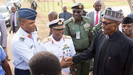 Le président nigérian Mohammadu Buhari avec le chef de l'armée de l'air à Abuja, le 10 mars 2017. (SUNDAY AGHAEZE / AFP)