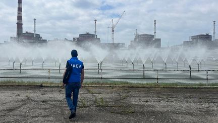 Un membre de l'AIEA visite la centrale nucléaire ukrainienne de Zaporijjia, le 15 juin 2023. (INTERNATIONAL ATOMIC ENERGY AGEN / AFP)