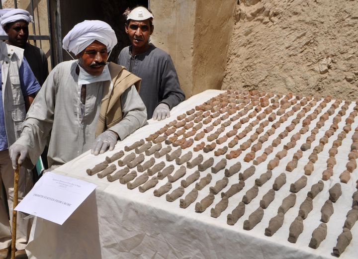 Statuettes funéraires trouvées dans une tombe du sud de l'Egypte, au côté de six momies
 (Stringer / AFP)