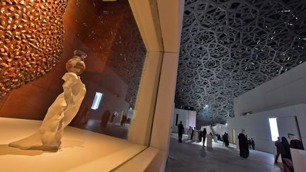 Vue générale de l'intérieur du Louvre Abu Dhabi, conçu par l'architecte Jean Nouvel, le 8 novembre 2017, dans la capitale des Emirats arabes unis.&nbsp; (GIUSEPPE CACACE / AFP)