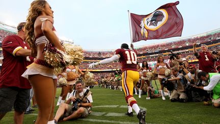 Le joueur des Redskins Robert Griffin III, lors du match entre son &eacute;quipe et Philadelphie, le 9 septembre 2013, &agrave; Landover (Maryland, Etats-Unis).&nbsp; (ROB CARR / GETTY IMAGES NORTH AMERICA)