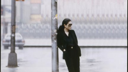 Le Musée d'art contemporain de Lyon propose la première rétrospective française de Yoko Ono, "l'artiste inconnue la plus célèbre au monde", selon les mots de son célébrissime mari, John Lennon. Sur 3000 m2 et trois étages, des œuvres de 1952 à 2016, son, film, participation, instruction, architecture, environnement, à pratiquer, voir ou entendre. Ici, Yoko Ono, "Walking On Thin Ice", 1981 (extrait du clip du même nom). Photo : Allan Tannenbaum
 (Yoko Ono)