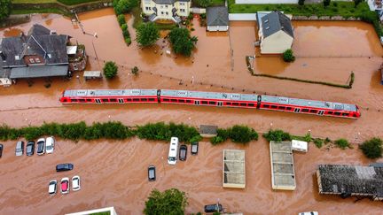 Un train régional bloqué par des inondations, le 15 juillet 2021, à Kordel (Allemagne). (SEBASTIAN SCHMITT / DPA / AFP)