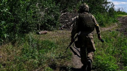 Un soldat ukrainien patrouille dans l'est de l'Ukraine, le 13 juillet 2022. Photo d'illustration. (MIGUEL MEDINA / AFP)