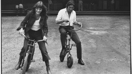 Jane Birkin et Serge Gainsbourg. "Foire du Trône, vélos". 1970. 30 x 40 cm.&nbsp; (TINY FRANK, COURTESY GALERIE DE L'INSTANT, PARIS)