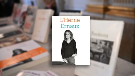 Cahier de L'Herne Annie Ernaux, sur fond des livres de la romancière, exposés à l'Académie Nobel le jour de l'annonce du Prix Nobel de littérature, le 6 octobre 2022 (JONATHAN NACKSTRAND / AFP)