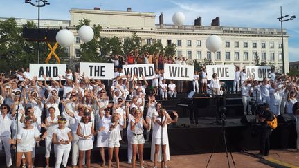 Des milliers&nbsp;de participants ont dansé ensemble sur la chanson Imagine, de John Lennon. (THIERRY FIORILE / RADIOFRANCE)