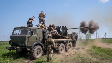 Des soldats ukrainiens photographiés dans la région du Donbass, le 15 mai 2023. (VIRGINIE NGUYEN HOANG / HANS LUCAS / AFP)