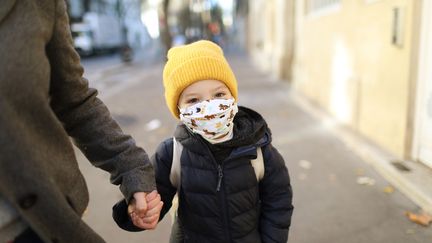 Les enfants vont remettre un masque à l'école dès ce lundi 15 novembre. La courbe marquée des contaminations au coronavirus impose de nouvelles règles de restriction de nos libertés. (Illustration) (CATHERINE DELAHAYE / DIGITAL VISION / GETTY IMAGES)