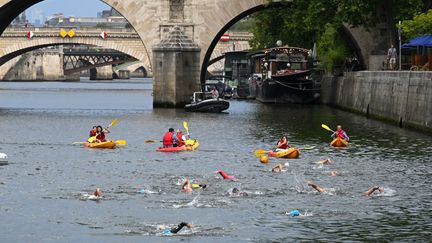 Des baigneurs dans la Seine lors de l'inauguration de la base nautique du Bras Marie (Paris, 4e arrondissement) le 9 juillet 2023 (BERTRAND GUAY / AFP)