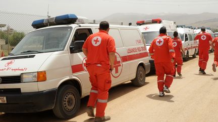 Des volontaires de la Croix-Rouge dans la ville de&nbsp;Shtora (Liban), pr&egrave;s de la fronti&egrave;re avec la Syrie, le 8 juin 2013. ( AFP PHOTO / FAMILLE RODRIGUEZ)