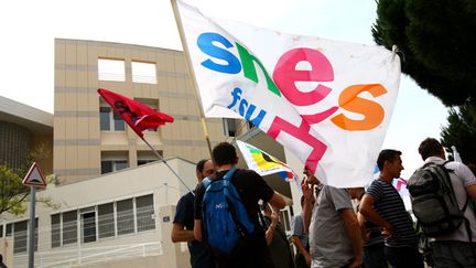 &nbsp; (Début juin, le Snes manifeste contre la réforme du collège © MAXPPP)