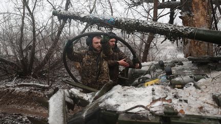 Des soldats ukrainiens dans la région de Donetsk, le 15 décembre 2023. (ANATOLII STEPANOV / AFP)