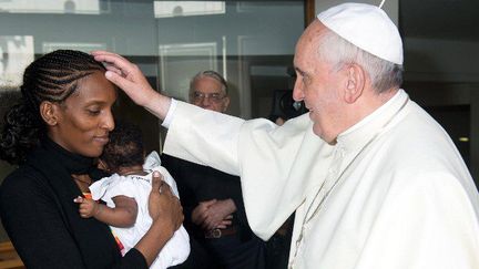 La bénédiction du pape François à Meriam Yahia Ibrahim Ishag et sa fille Maya au cours d'une audience privée au Vatican, le 24 juillet 2014.  ( AFP PHOTO / Osservatore Romano.)