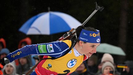 Julia Simon lors de mass start d'Oberhof en Allemagne, le 19 février 2023. (TOBIAS SCHWARZ / AFP)