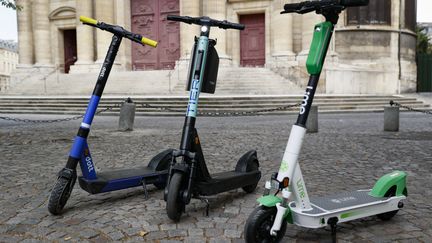 Des trottinettes électriques exploitées par les opérateurs   Dott, Lime et Tier Mobility, à Paris, le 23 juillet 2020. (THOMAS SAMSON / AFP)