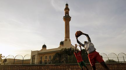 Des enfants jouent au foot devant une mosqu&eacute;e, &agrave; Niamey (Niger), le 14 septembre 2011.&nbsp; (SIA KAMBOU / AFP)