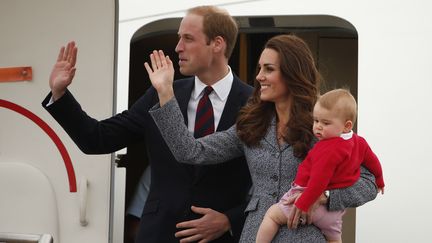 Le prince William, son &eacute;pouse Catherine, et leur fils George descendent d'un avion, le 25 avril 2014, &agrave; Canberra, &agrave; l'occasion d'un voyage officiel en Australie (PHIL NOBLE / REUTERS)