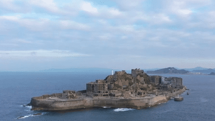 Cap sur l’île mystérieuse d’Hashima au Japon, désormais abandonnée. Avec ses allures de forteresse industrielle désaffectée, elle intrigue et attire de nombreux visiteurs. (France 2)