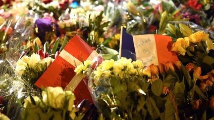 Un drapeau Fran&ccedil;ais et Danois devant le Krudttonden caf&eacute; de Copenhague apr&egrave;s l'attentat le 15 f&eacute;vrier 2015. (BRITTA PEDERSEN / DPA)