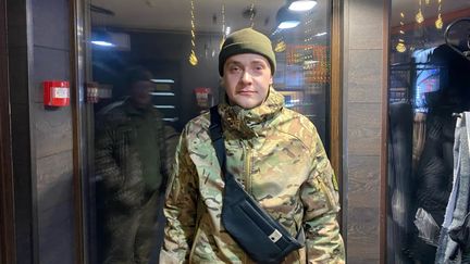 Bogdan est un jeune ukrainien qui s'est engagé dans l'armée de son pays. (BORIS LOUMAGNE / FRANCEINFO / RADIOFRANCE)