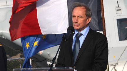 Le ministre de la D&eacute;fense, G&eacute;rard Longuet, lors d'une remise de m&eacute;dailles au port de Toulon (Var), le 14 janvier 2012. (PATRICK BLANCHARD / NICE MATIN / MAXPPP)