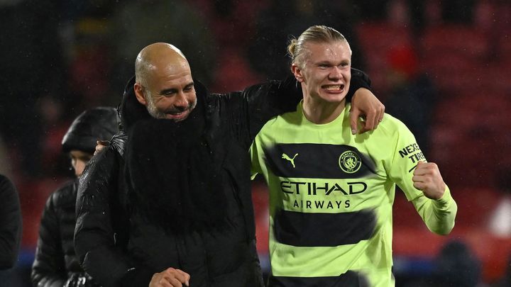 Pep Guardiola et Erling Haaland lors du match de Premier League de Manchester City contre Crystal Palace le 11 mars 2023. (BEN STANSALL / AFP)