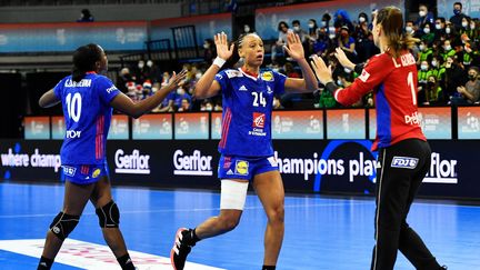 Les Françaises se congratulent pendant le match face à l'Angola, le vendredi 3 décembre 2021. (PAU BARRENA / AFP)