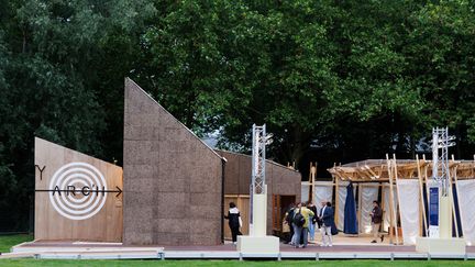 "Ty-Arc'h", le pavillon de la Fédération française de tir à l'arc conçu par l'Ensa Bretagne, s'inspire "des abris de pratique ancienne du tir à l'arc à l'extérieur", explique-t-on. "Les parois en corde tressée évoquent la corde des arcs" et des plaques de béton recyclées constituent le sol. (PHILEMON HENRY / SIPA / MINISTERE DE LA CULTURE)