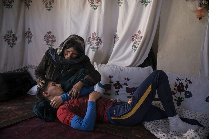 "Ce n’est ni de sa faute, ni de la mienne. C’était notre destin." Ce sont les hommes de la famille qui ont forcé la mère de Ghorban à l’abandonner. Lal-wa-Sarjangal, Afghanistan, juillet 2017.  (OLIVIER JOBARD / MYOP)