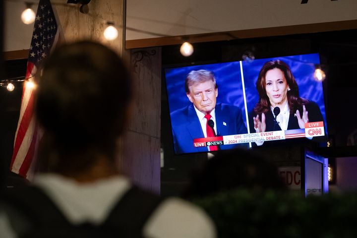 Le débat télévisé entre le républicain Donald Trump et la démocrate Kamala Harris, sur un écran dans la ville de Washington DC, le 10 septembre 2024. (ALLISON BAILEY / AFP)