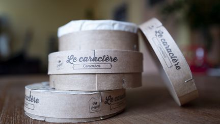 Des boîtes de camembert en bois, en novembre 2023. (Photo d'illustration) (SERGE TENANI / HANS LUCAS / AFP)