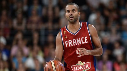 Le meneur fran&ccedil;ais Tony Parker, le 14 ao&ucirc;t 2015, lors d'un match amical&nbsp;contre l'Ukraine, &agrave; Nantes (Loire-Atlantique). (JEAN-SEBASTIEN EVRARD / AFP)