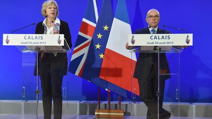 &nbsp; (Le ministre de l'Intérieur Bernard Cazeneuve et son homologue britannique Theresa May ont signé jeudi à Calais un accord de coopération pour gérer la crise des migrants  © REUTERS | Philippe Huguen)