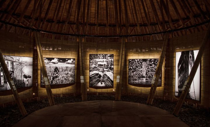 Le&nbsp;pavillon en&nbsp;bambou d’Amazonie construit par l'architecte colombien&nbsp;Simón Vélez, dont le travail s'enracine dans les métériaux indigènes,&nbsp;offre un écrin naturel aux photographies de Sebastião Salgado. (EXPOSITION AQUA MATER SEBASTIAO SALGADO)