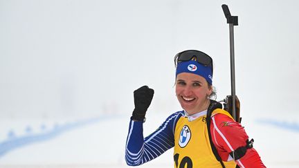 Julia Simon, ici victorieuse lors de la poursuite des championnats du monde à Oberhof, a remporté le classement général de la Coupe du monde samedi 18 mars à Oslo. (CHRISTOF STACHE / AFP)