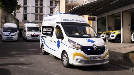 Une ambulance devant le CHU de Pointe-à-Pitre, en Guadeloupe, le 3 septembre 2021. (CARLA BERNHARDT / AFP)