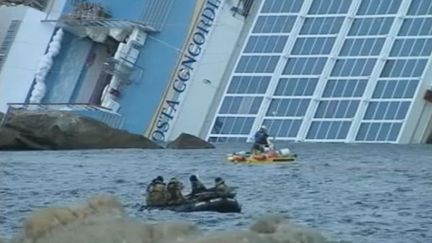 Des sauveteurs italiens autour de l'&eacute;pave du "Concordia", le 18 janvier 2012, au large de l'&icirc;le toscane du Giglio (Italie). (FTVi / REUTERS)