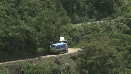 La route de tous les dangers déroule sur des kilomètres un ruban à peine carrossable. (FTV)