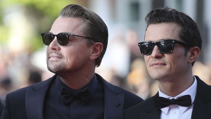 Leonardo DiCaprio&nbsp;et Orlando Bloom sur le tapis rouge du 72e festival de Cannes. (PETROS GIANNAKOURIS/AP/SIPA / AP)