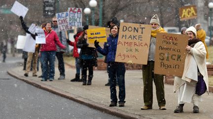 Des manifestants protestent contre l'abrogation de la loi dite Obamacare, à Denver, dans le Colorado, le 17 janvier 2017. (CHRIS SCHNEIDER / AFP)