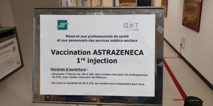 Les premières injections du vaccin AstraZeneca au centre hospitalier André-Mignot à Versailles (Yvelines), le 7 février 2021. (ÉRIC AUDRA / RADIO FRANCE)