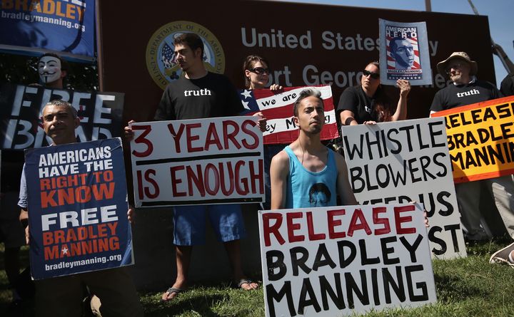 Des manifestants r&eacute;clament la lib&eacute;ration du soldat Bradley Manning, mardi 30 juillet, devant la base militaire de Fort Meade (Etats-Unis). (ALEX WONG / GETTY IMAGES NORTH AMERICA)