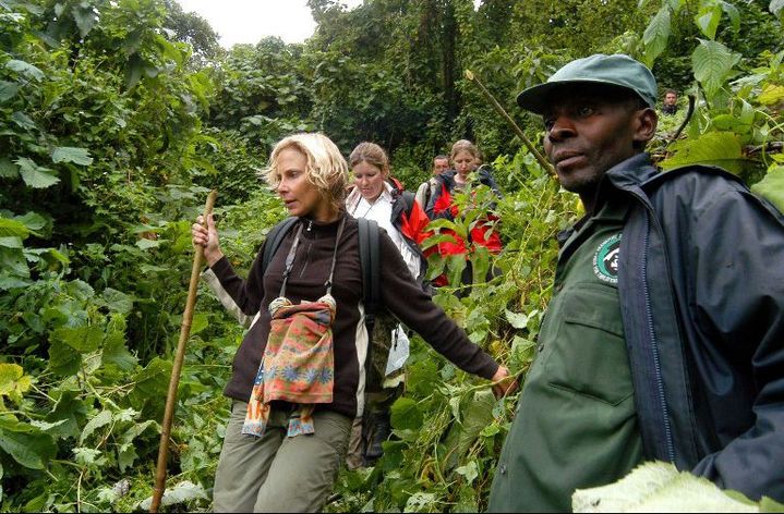 Des touristes à la recherche des gorilles de montagne dans le parc des Virunga, le 24 avril 2004. (Photo AFP)