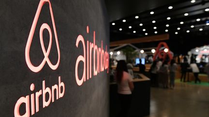 Le logo Airbnb lors d'un salon à Tokyo (Japon). Photo d'illustration. (TOSHIFUMI KITAMURA / AFP)