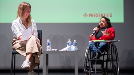 Elisa Rojas (à droite), avocate au barreau de Paris, lors d'une conférence sur la place des femmes dans l'espace public et intérrogée par une journaliste Lauren Bastide (à gauche), le 11 octobre 2018. (GAEL DUPRET / MAXPPP)