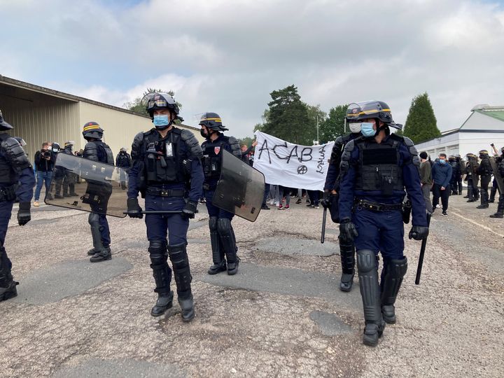 Des CRS en exercice, à l'école de police nationale de Oissel (Seine-Maritime). (MARGAUX STIVE / RADIO FRANCE)